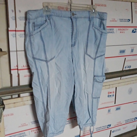 Gloria Vanderbilt Size 14 Light Blue Denim Capri (SKU 508) - Picture 1 of 2